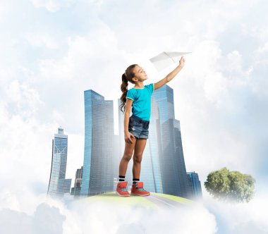 Yüzen adada kağıt uçak atan tatlı bir kız.