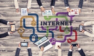 Ellerinde cihazlar bulunan bir grup insan, iletişim ve ağın sembolü olarak birlikte çalışıyor.