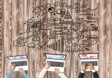 Ellerinde cihazlar bulunan üç kişilik bir grup iletişim ve ağ oluşturma sembolü olarak birlikte çalışıyor.