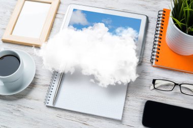 Üstten Görünüm başı işleri ve hala office yaşam sunma üstünde bulut ile modern çalışma alanı'nın. Karışık teknik.