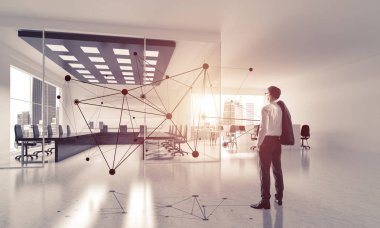 Modern ofis içi ve sosyal bağlantı kavramındaki zarif iş adamı. Karışık ortam