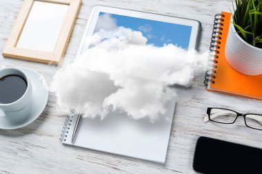 Üstten Görünüm başı işleri ve hala office yaşam sunma üstünde bulut ile modern çalışma alanı'nın. Karışık teknik.