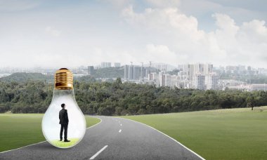 Genç işadamı asfalt yolda ampulün içinde mahsur kaldı.