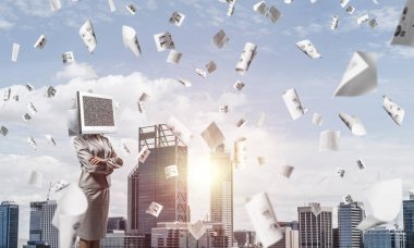 İş kadını kıyafetli kafa kağıtları cityscape Oda arka plan üzerinde uçan arasında ayakta açık havada süre geçti silah tutmak yerine İzleyicisi ile görüntü kırpılmış.