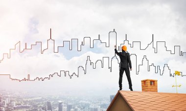 Mühendis, evinin çatısına geri döndü ve şehri çiziyor. Karışık ortam