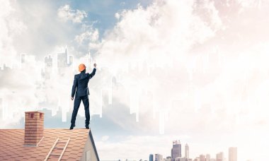 Mühendis, evinin çatısına geri döndü ve şehri çiziyor. Karışık ortam