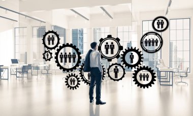 Modern ofis içi ve sosyal bağlantı kavramındaki zarif iş adamı. Karışık ortam