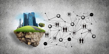 Beton zemin üzerinde çimen ve şehir manzarası olan güzel küçük bir ada.