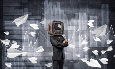 Uçan kağıt uçaklar ve analitik grafikler duvar arka plan üzerinde çizilmiş karşı dururken kafasına silah tutmak yerine eski Tv ile takım elbiseli işadamı geçti.