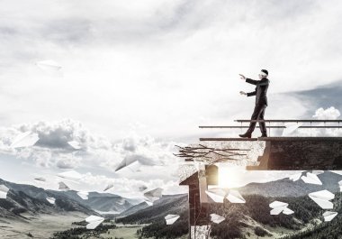 Gizli tehditlerin ve risklerin sembolü olarak beton köprüde gözü kapalı yürüyen bir iş adamı. Arka planda gökyüzü ve doğa manzarası. 3B görüntüleme.