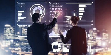 Arka ayakta ve sanal ekran ile birlikte çalışan iki iş adamları