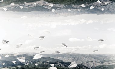 Kağıt uçak uçan arasında ve baş aşağı birbirlerine gökyüzü arka plan üzerinde bulunan iki doğa dünya soyut görüntüsü. Duvar kağıdı, zemin ile boşaltmak.