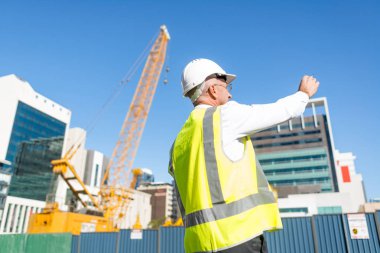 Kask ve ceket açık şantiye kontrol mühendisi adam