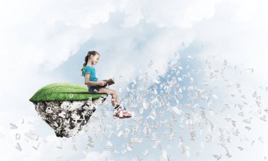 Gökyüzü adasında yüzen tatlı gülümseyen genç kız kitap okuyor.