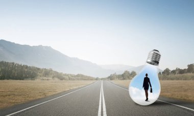 Ampul asfalt yolda içinde hapsolmuş genç iş kadını