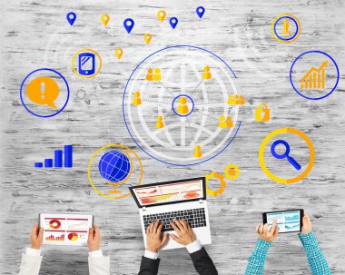 Ellerinde cihazlar bulunan üç kişilik bir grup iletişim ve ağ oluşturma sembolü olarak birlikte çalışıyor.