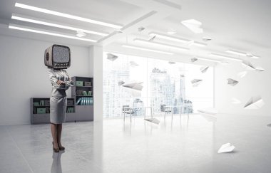 Kağıt uçaklar ofis binası içinde uçan arasında duran iş kadını kıyafetli kafa silah tutmak yerine eski bir Tv ile geçti. 3D render.