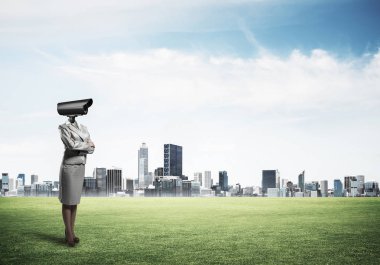 Ekranda baş ve medya arayüzü yerine kamerayla şık bir iş kadını var.