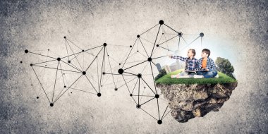 ECO konsepti yüzen ada ve üzerinde kitap oturan çocuklar.