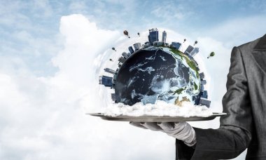 Garson kızın elinde beyaz eldiven dünya küre ile bulutlu gökyüzü arka plan üzerinde metal tepsi üzerinde sunma kırpılmış görüntü. 3D render. Bu görüntü unsurları Nasa tarafından döşenmiştir.