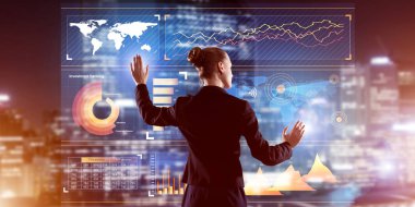 Sanal panel ve gece şehir vasıl geçmiş çalışma iş kadını arkadan görünüm