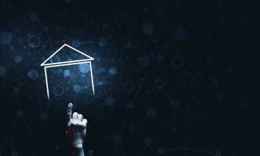 Parmak parıldayan ev simgesi ya da sembol ile dokunan işadamının eli