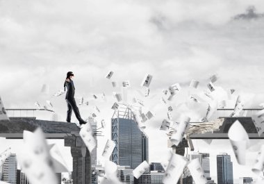 Kağıtları kocaman bir boşluk ile beton köprü üzerinde gizli tehditler ve riskler sembolü olarak uçan arasında blindfolded yürüyüş iş adamı. Cityscape görünümü arka plan üzerinde. 3D render.