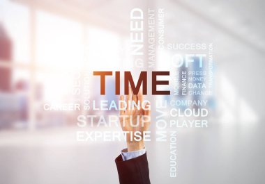 İş kadını elinin dokunuşuyla iş dünyasının kavramsal kelimelerini ekrana kapat