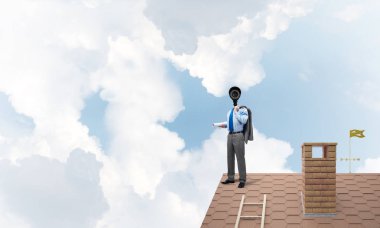 Evin çatısında baş durmak yerine kamerayla zum yapan yüzü olmayan bir iş adamı.