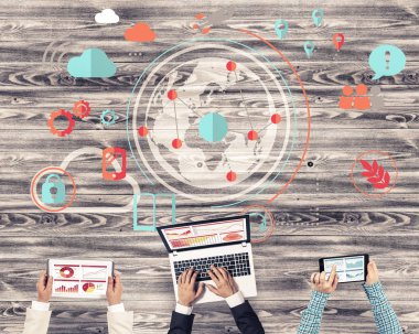 Ellerinde cihazlar bulunan üç kişilik bir grup iletişim ve ağ oluşturma sembolü olarak birlikte çalışıyor.