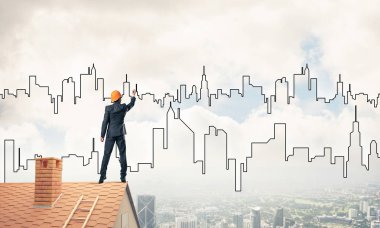 Mühendis, evinin çatısına geri döndü ve şehri çiziyor. Karışık ortam