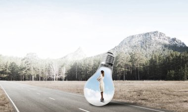 Ampul kırsal yolu üzerinde içinde hapsolmuş genç iş kadını