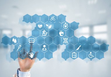 Kadın eli tıp konseptiyle medya ekranının simgesine dokunuyor