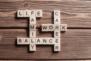 Eğitim bilgisi, akıl ve yaşam dengesi kavramlarını heceleyen tahta küpler.