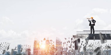 Genç takım elbiseli mühendis ve spyglass harfler cityscape ve arka plan üzerinde güneş ışığı ile kırık köprü üzerinde uçan arasında duran seyir kask. 3D render.