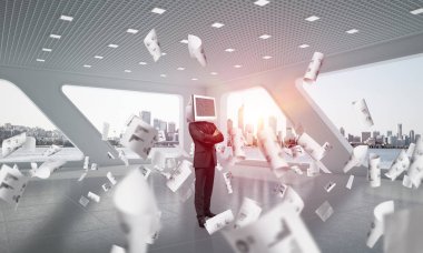 İş yerine silah tutmak kafa İzleyicisi ile takım elbiseli adamı duran kağıtları ofis binası içinde uçan arasında geçti. 3D render.