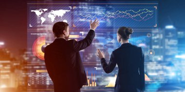 Arka ayakta ve sanal ekran ile birlikte çalışan iki iş adamları