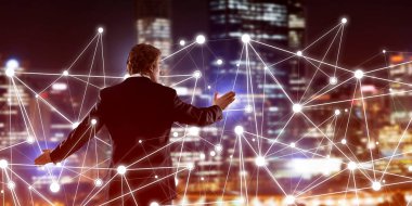 İşadamı gece cityscape sosyal bağlantı medya kavramı ile çalışma karşı arkadan görünüm