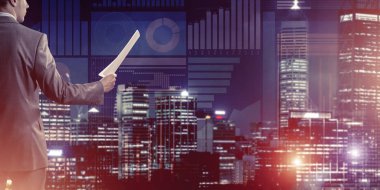 Sanal panel arayüzüne karşı iş adamının arka görünümü belgeleri elinde tutuyor