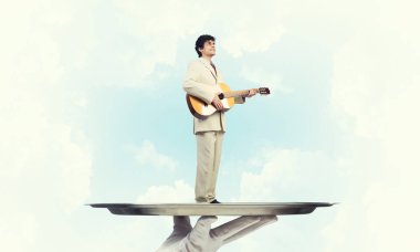 Gitar çalan garsonun eli sunar.