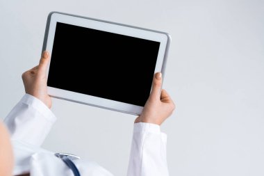 Tablet pc aygıtı doktorun elinde boş ekran ile