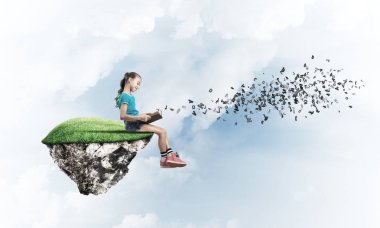 Gökyüzü adasında yüzen tatlı gülümseyen genç kız kitap okuyor.