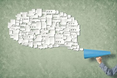 Duyuru kağıt trompet yapma adamın kapatın