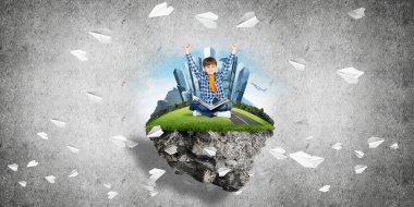 ECO konsepti yüzen ada ve üzerinde kitap oturan mutlu çocuk.