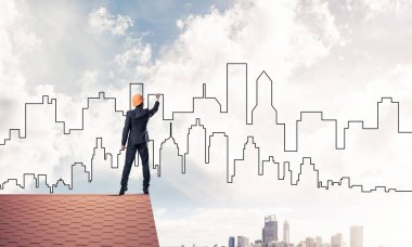 Mühendis, evinin çatısına geri döndü ve şehri çiziyor. Karışık ortam