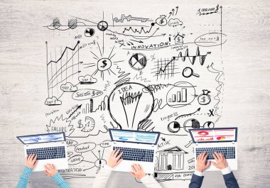 Ellerinde cihazlar bulunan üç kişilik bir grup iletişim ve ağ oluşturma sembolü olarak birlikte çalışıyor.