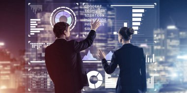 Arka ayakta ve sanal ekran ile birlikte çalışan iki iş adamları