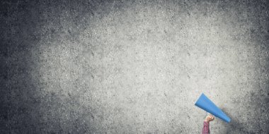 Bir kadının kâğıt borazanla anons yapması.