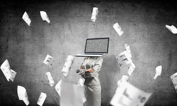 Mulher Negócios Terno Com Laptop Vez Cabeça Mantendo Braços Cruzados — Fotografia de Stock