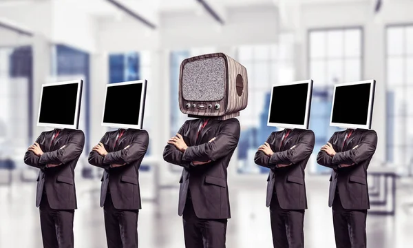 腕を維持する彼らの頭ではなくモニターとスーツを着たビジネスマンが行とオフィスビルの中で古いテレビで頭 つに立っている間交差 — ストック写真